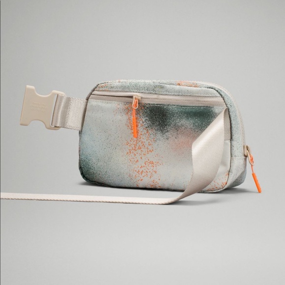 β€οΈ Lululemon Everywhere Belt Bag Spray Paint NWT - Picture 9 of 12
